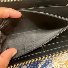 Load image into Gallery viewer, GUCCI BLACK BIFOLD ZIPPY

